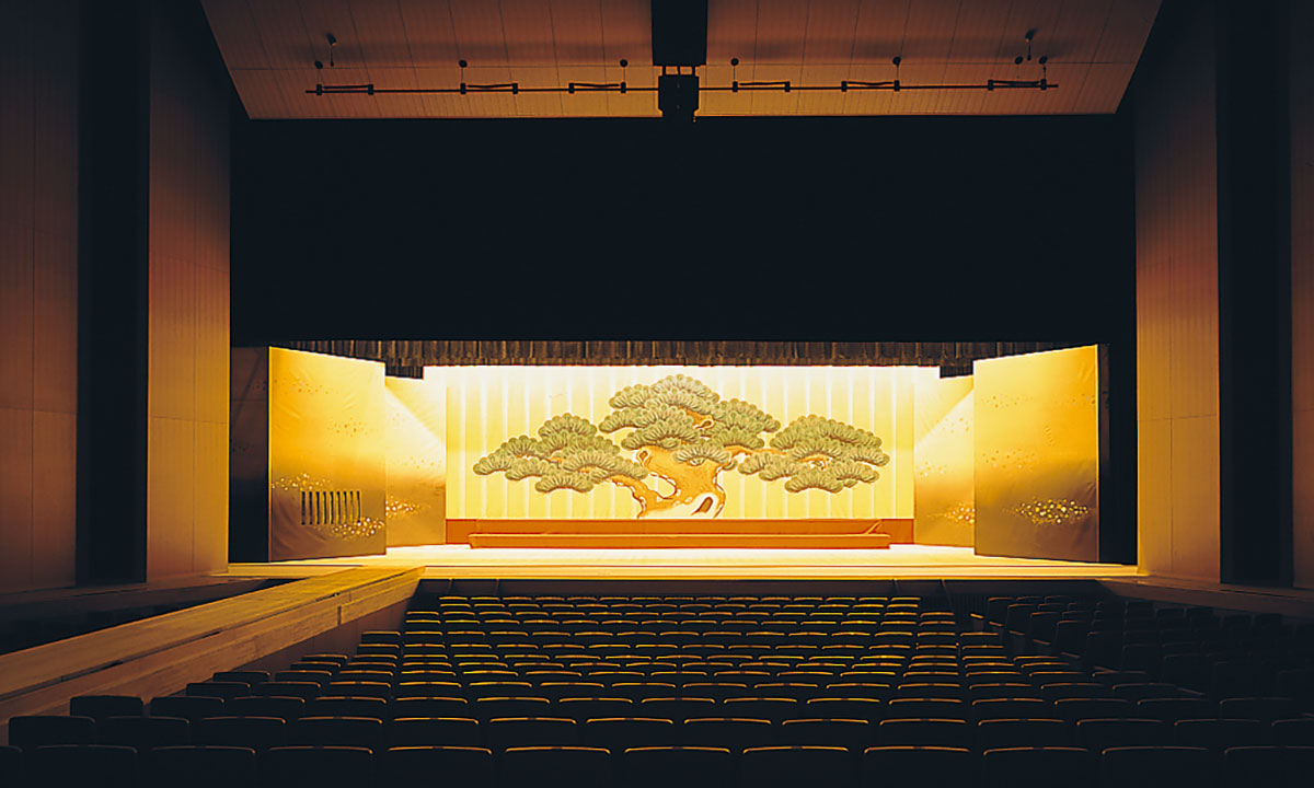 写真：舞台の背景に大きな松の板羽目を設置し、下手に花道を設置したスタイル