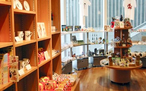 写真:さまざまなアートグッズの並んだショップ棚。