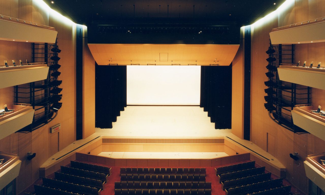 写真：舞台下にオーケストラピットを設置したスタイル
