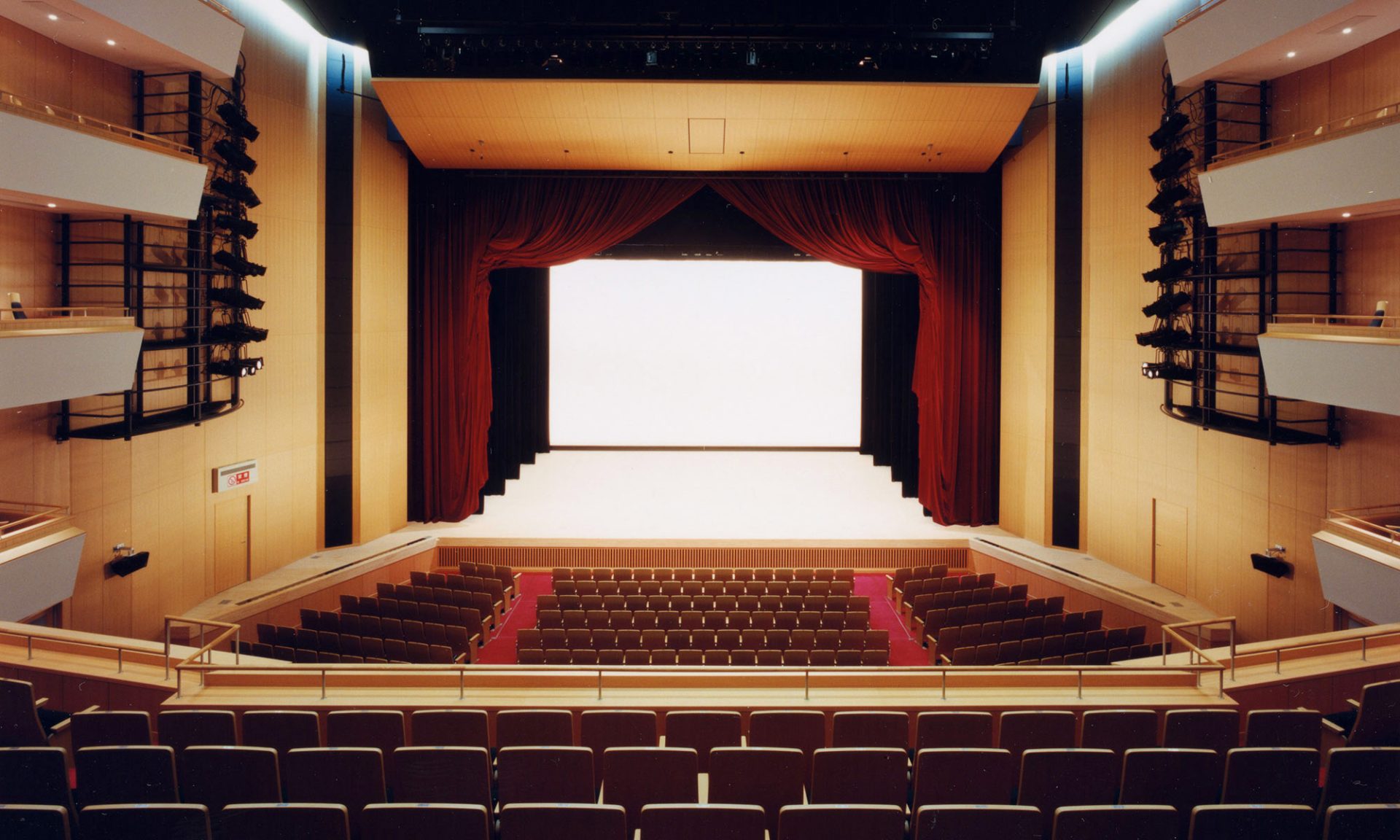 写真：赤いオペラカーテンのかかった舞台