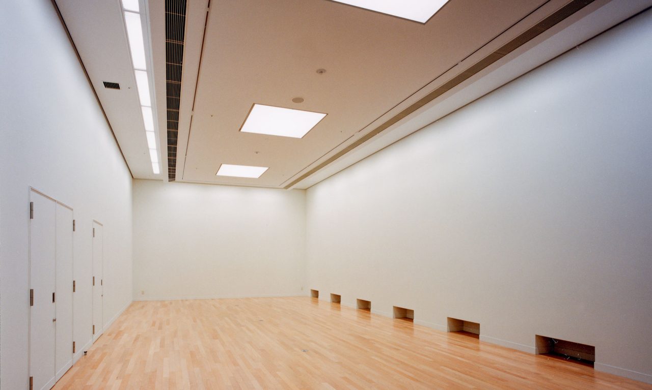 写真：フローリングの床に白い壁の展示室。市民ギャラリーの中で一番小さなスペース。窓のないコンパクトな空間。