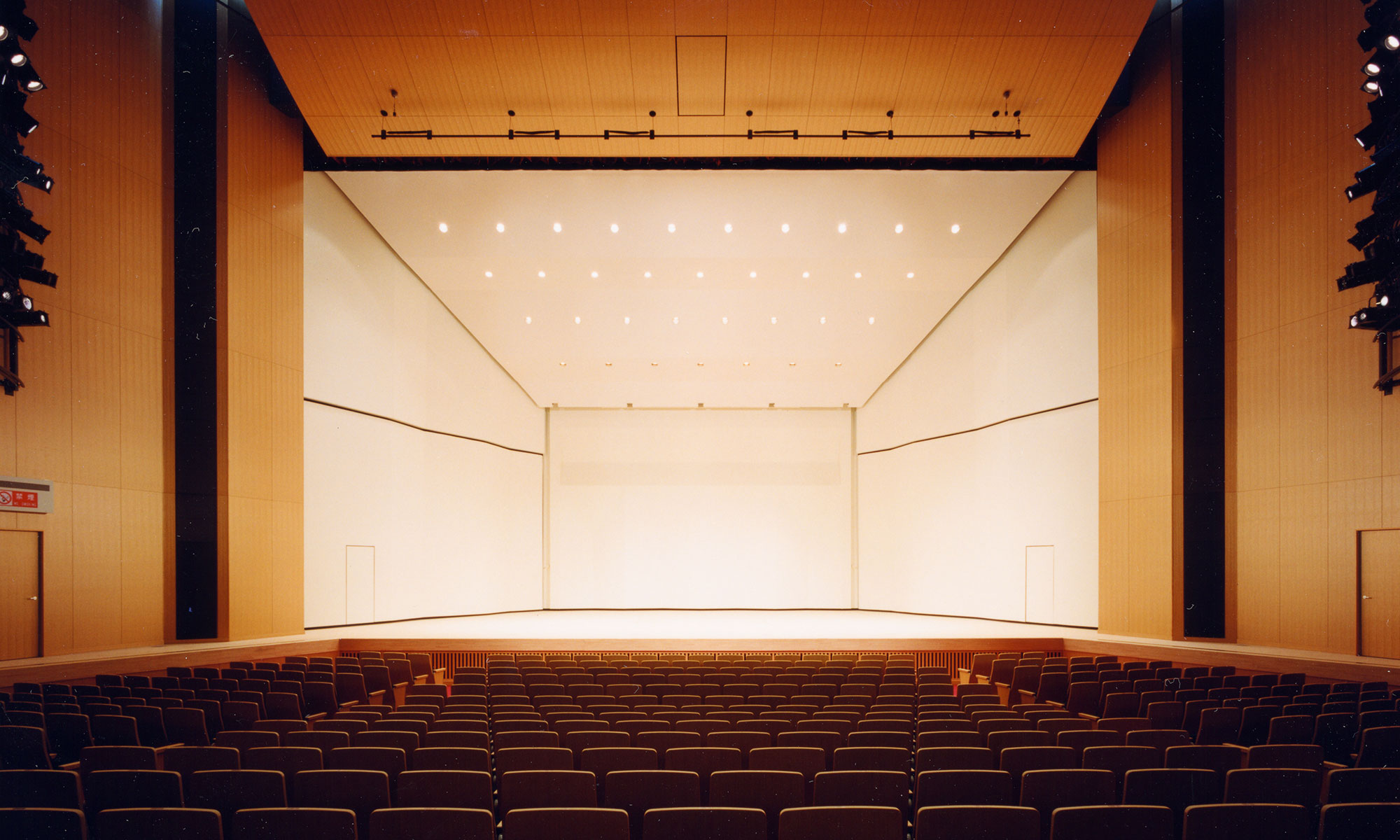 写真：舞台の天井と壁に白い反射板を設置している